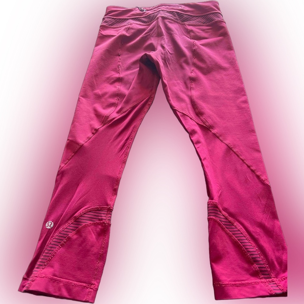 Lululemon size 4  capris. A345 - Picture 2 of 4